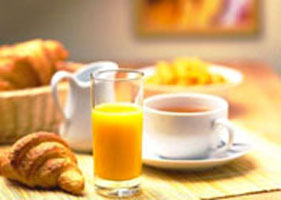 Annoncer sa grossesse avec petit déjeuner au lit